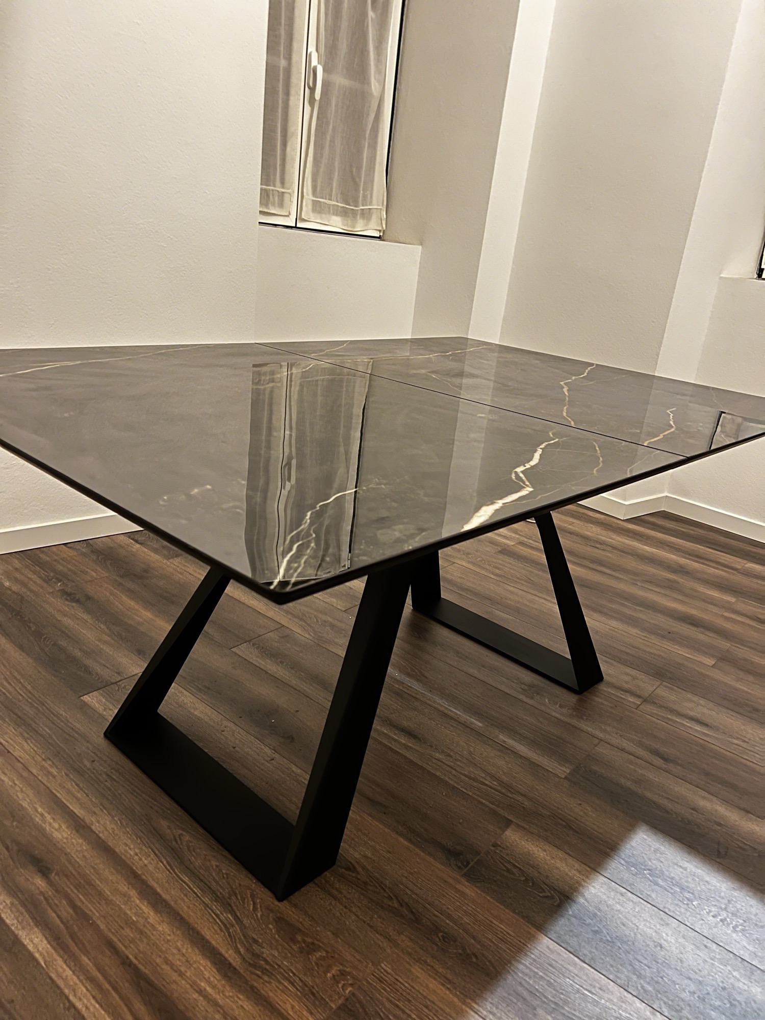 Mesa de jantar em mármore preto