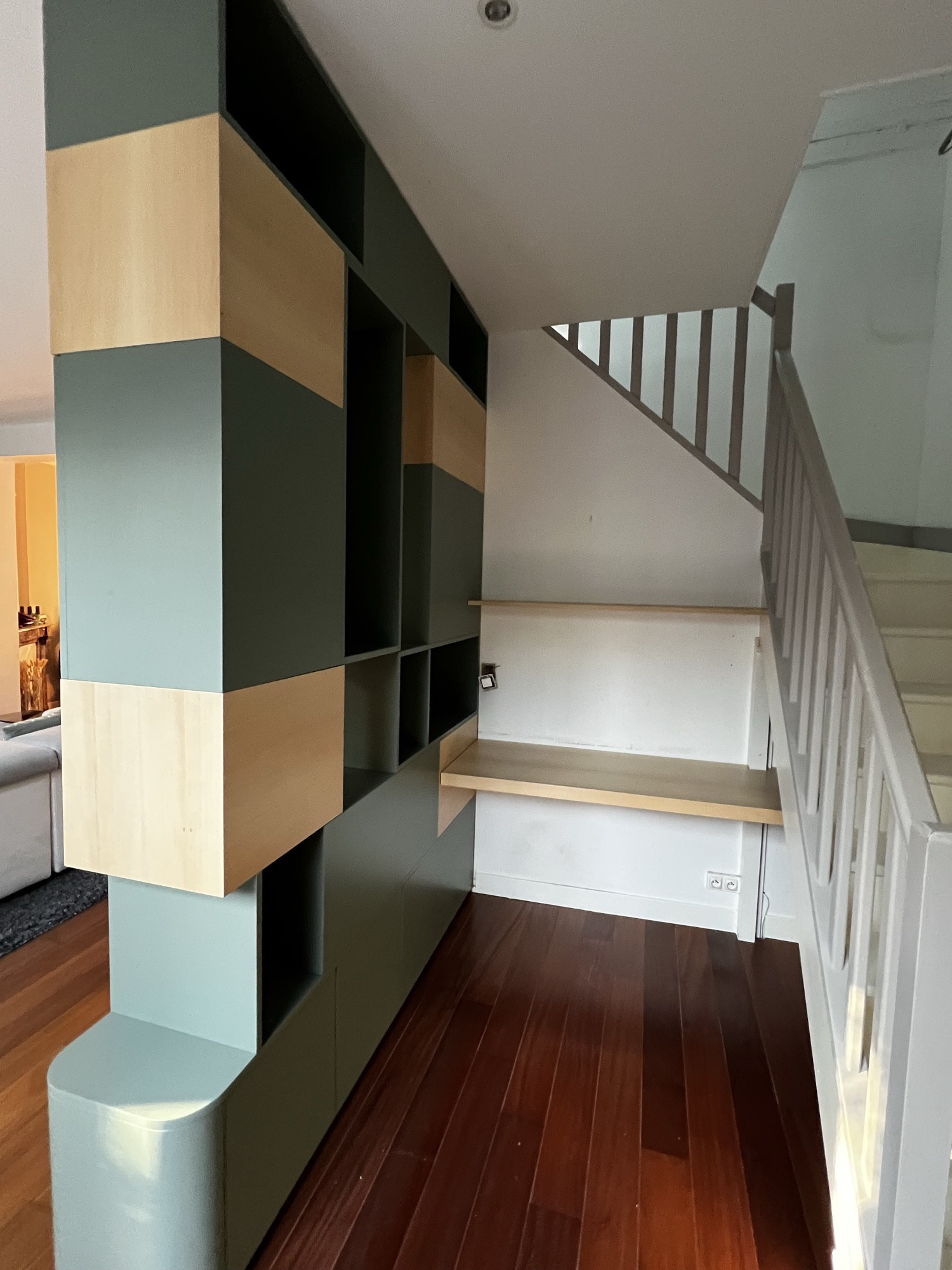 Estante modular colorida junto a escada