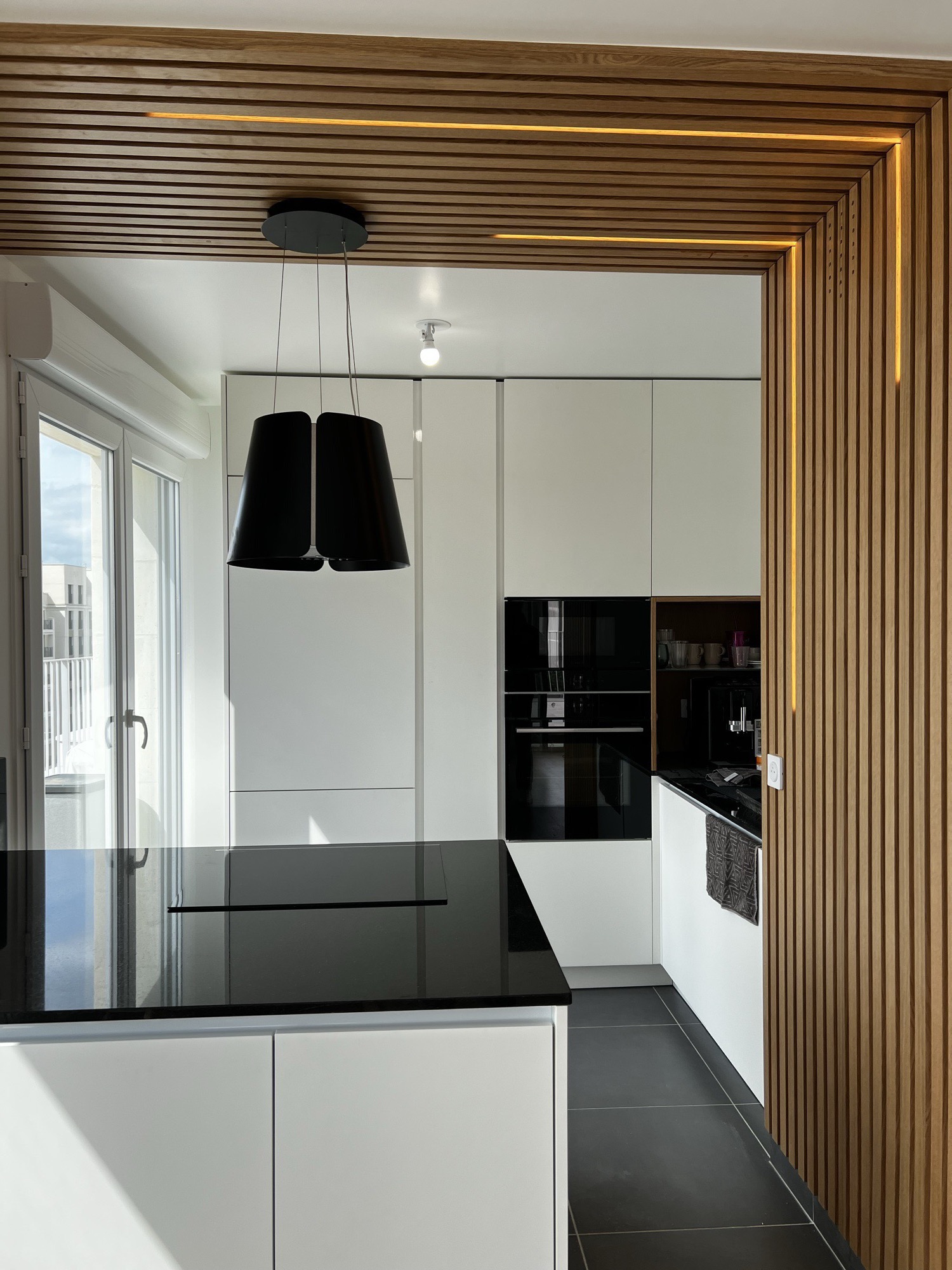 Cozinha moderna com painel ripado em madeira