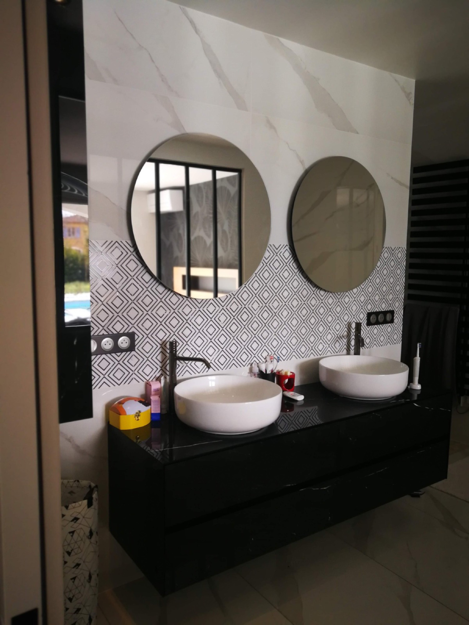 Móvel de casa de banho preto com cubas redondas