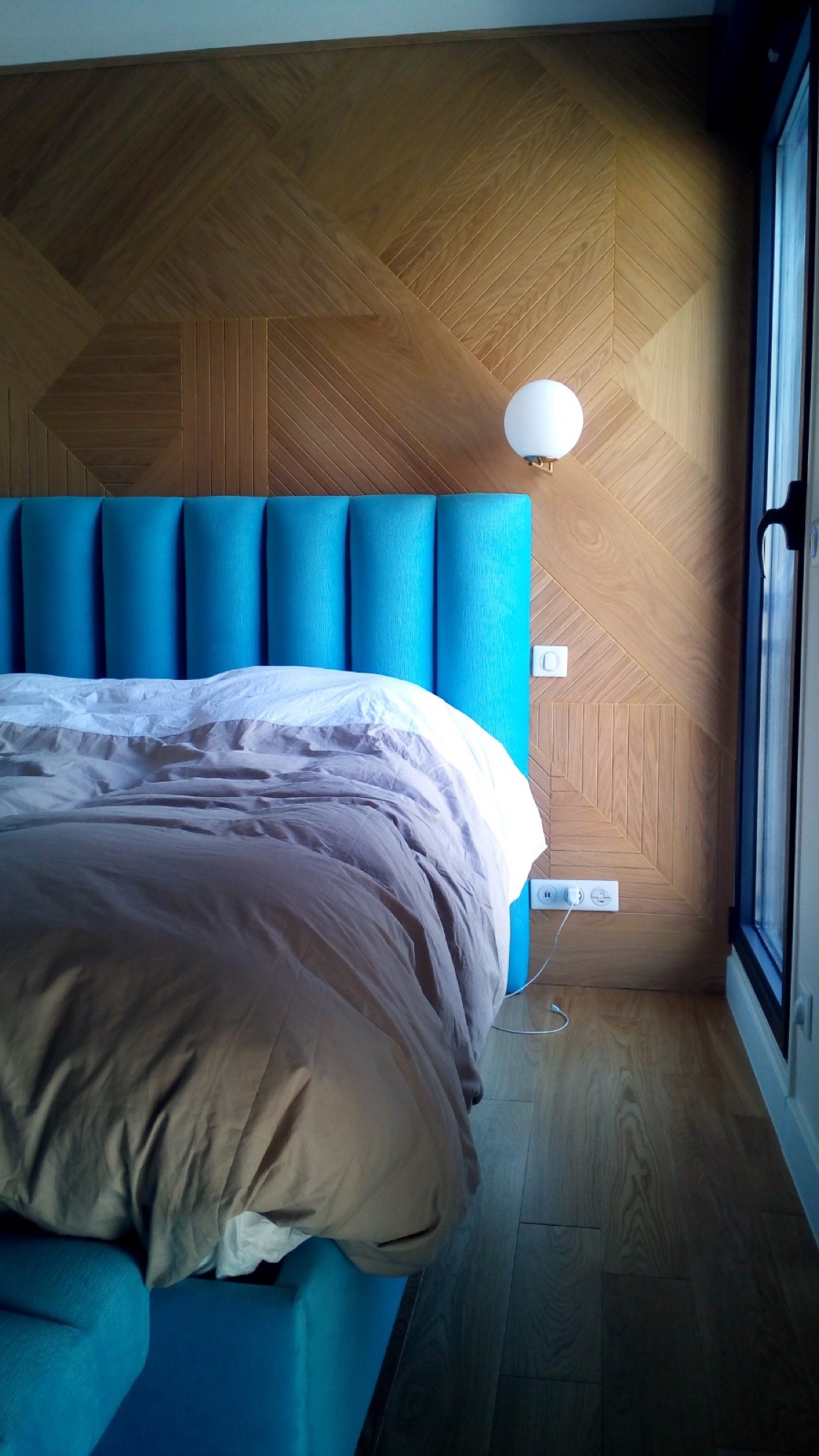 Cabeceira azul estofada em quarto moderno