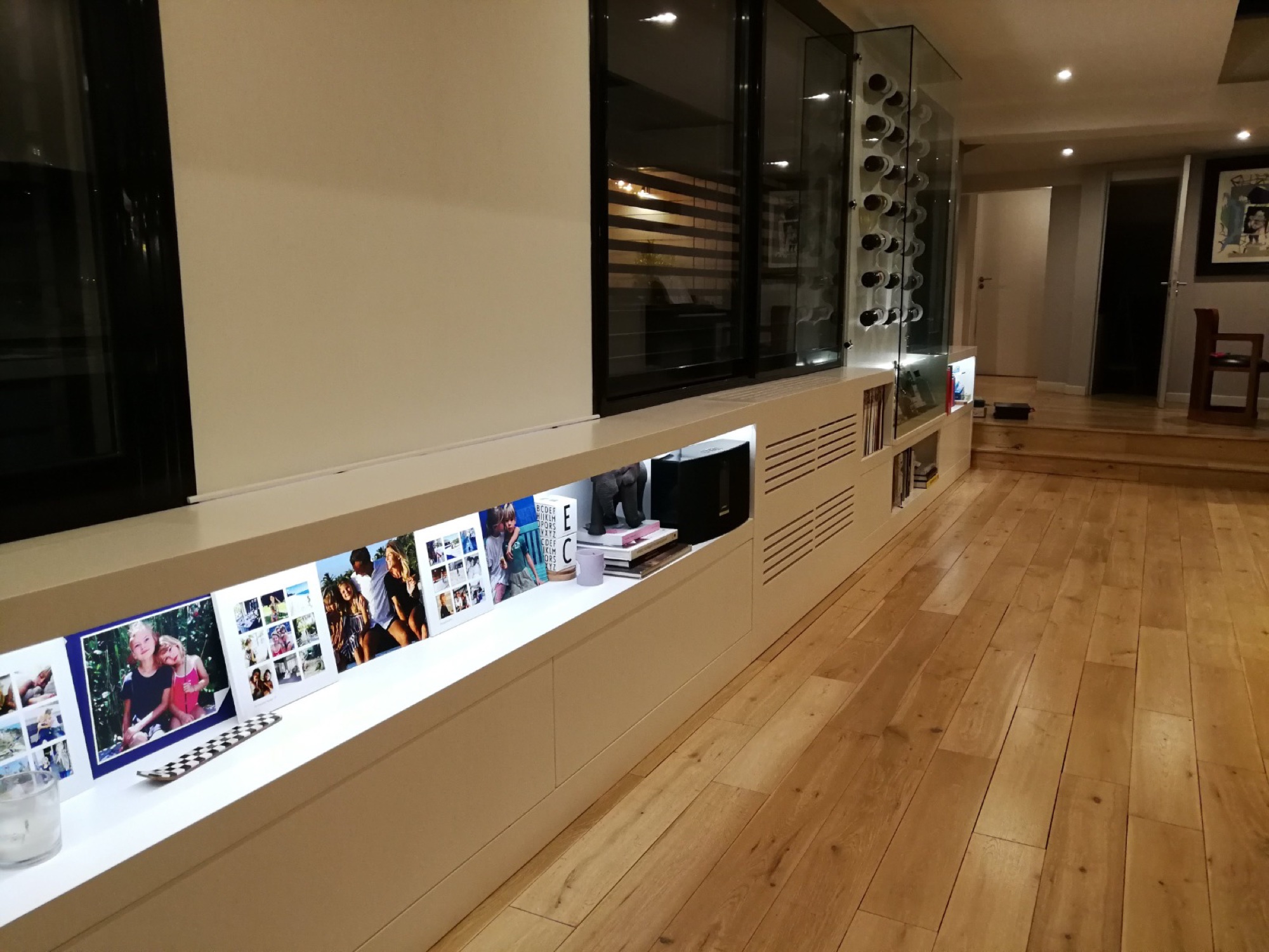 Móvel de sala com nichos e garrafeira