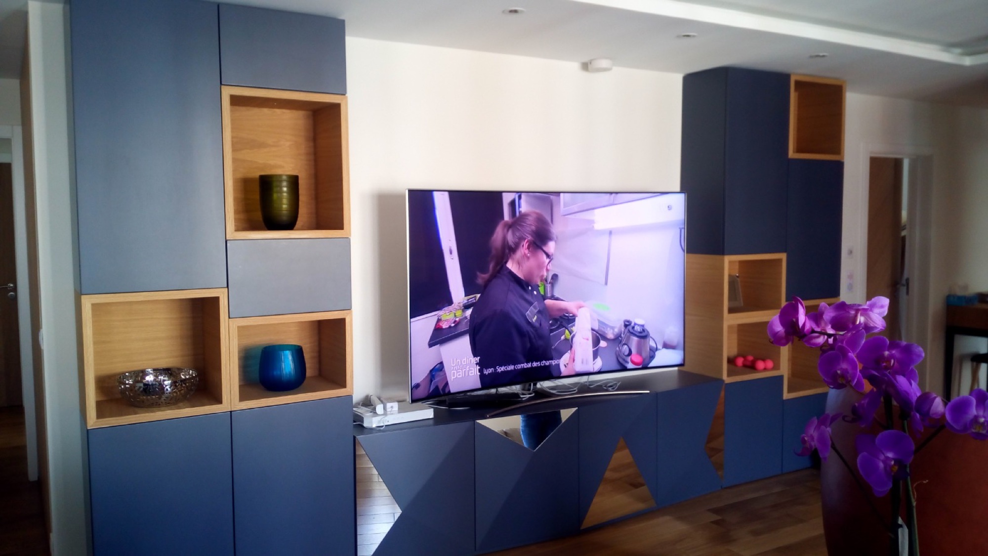 Móvel de TV azul com nichos em madeira