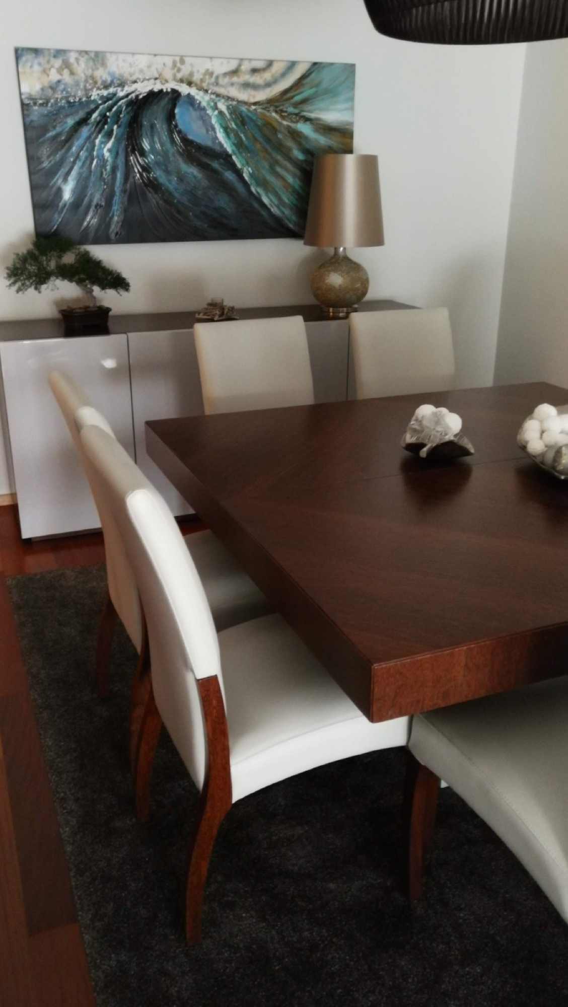 Mesa de jantar em madeira escura com cadeiras