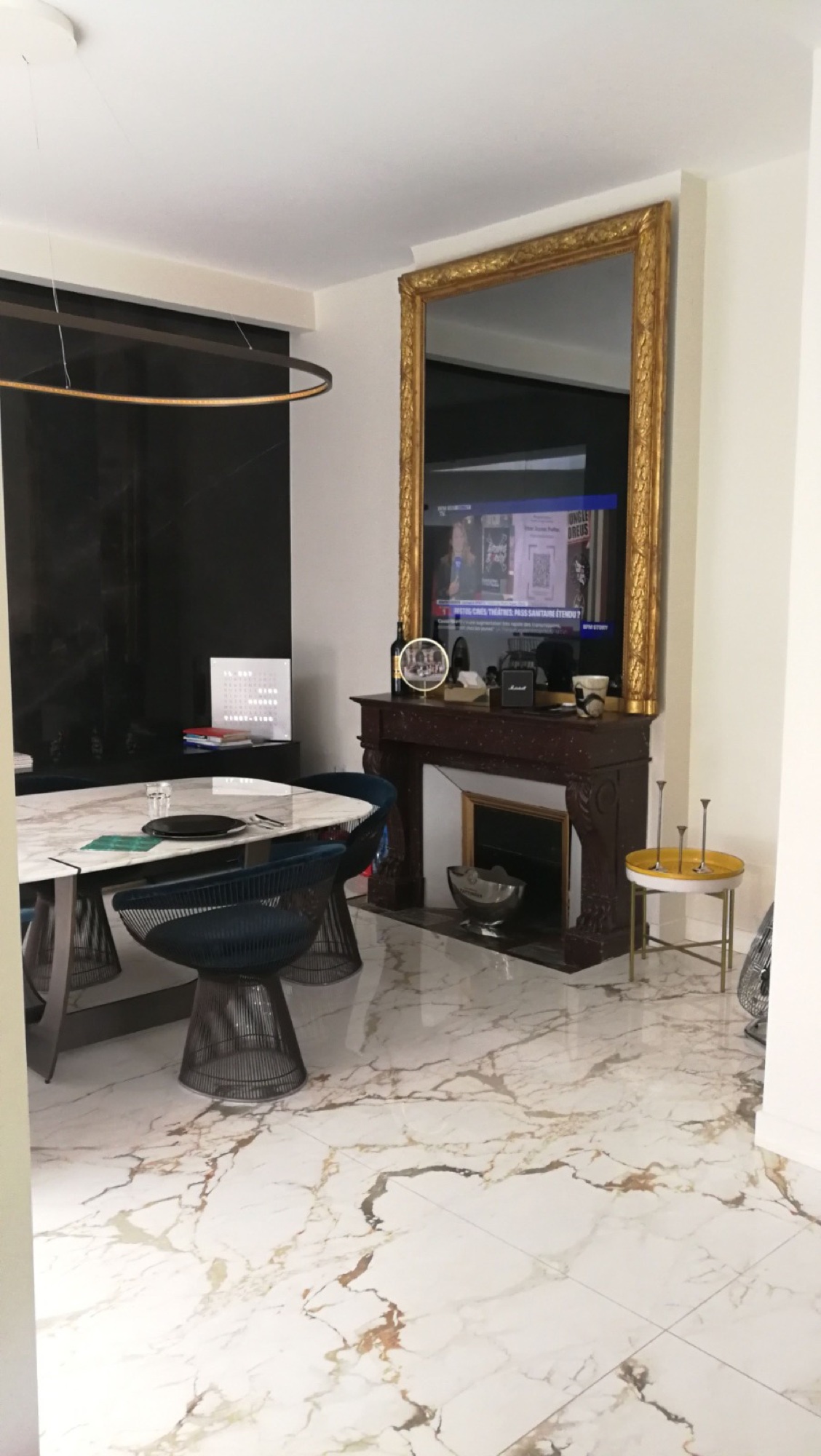 Sala com lareira e espelho dourado