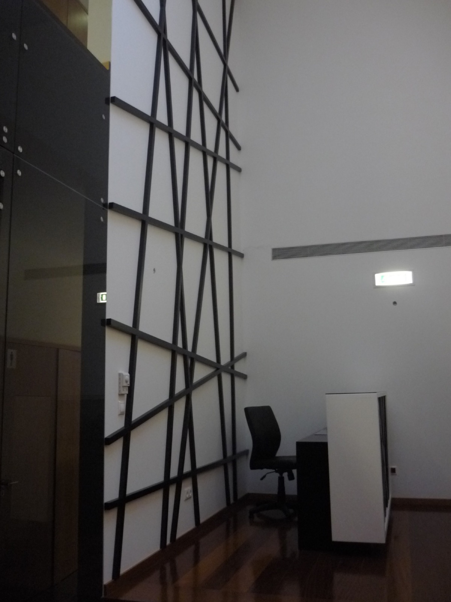 Escritório moderno com painel decorativo