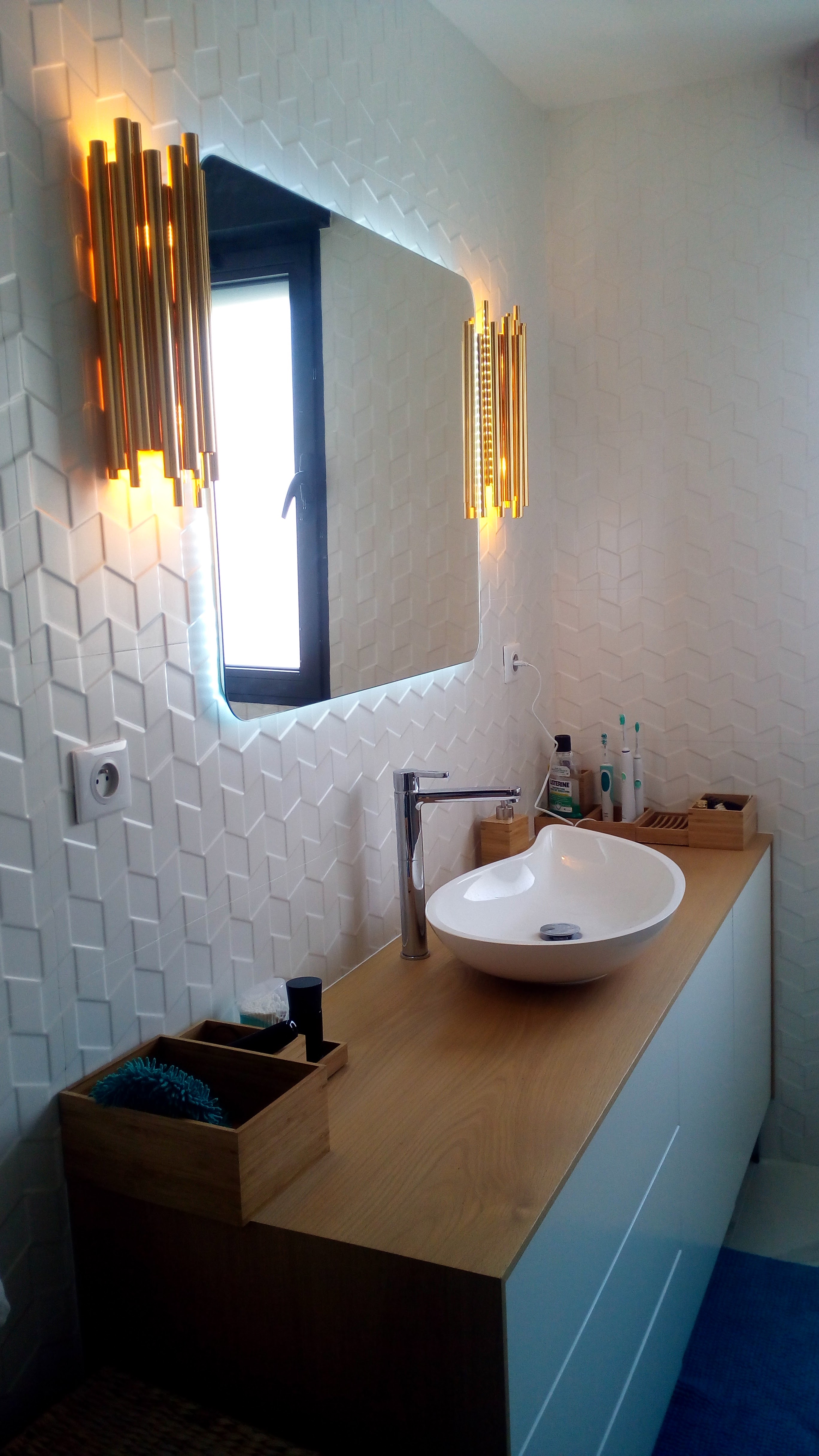 Casa de banho com bancada em carvalho, lavatorio organico branco, espelho retroiluminado e azulejo geometrico